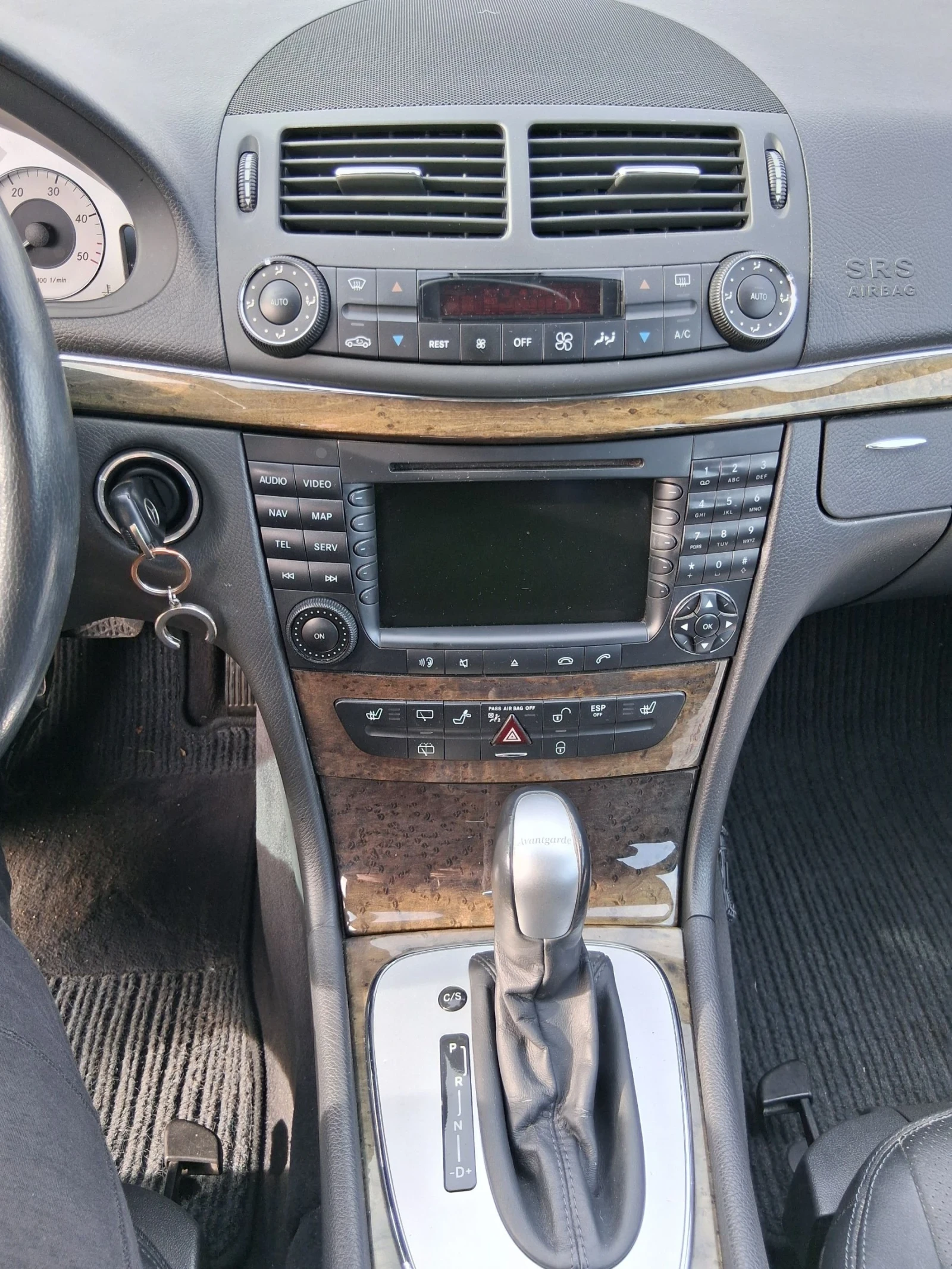 Mercedes-Benz E 320 1 собственик реални 217000км, снимка 7 - Автомобили и джипове - 54010051