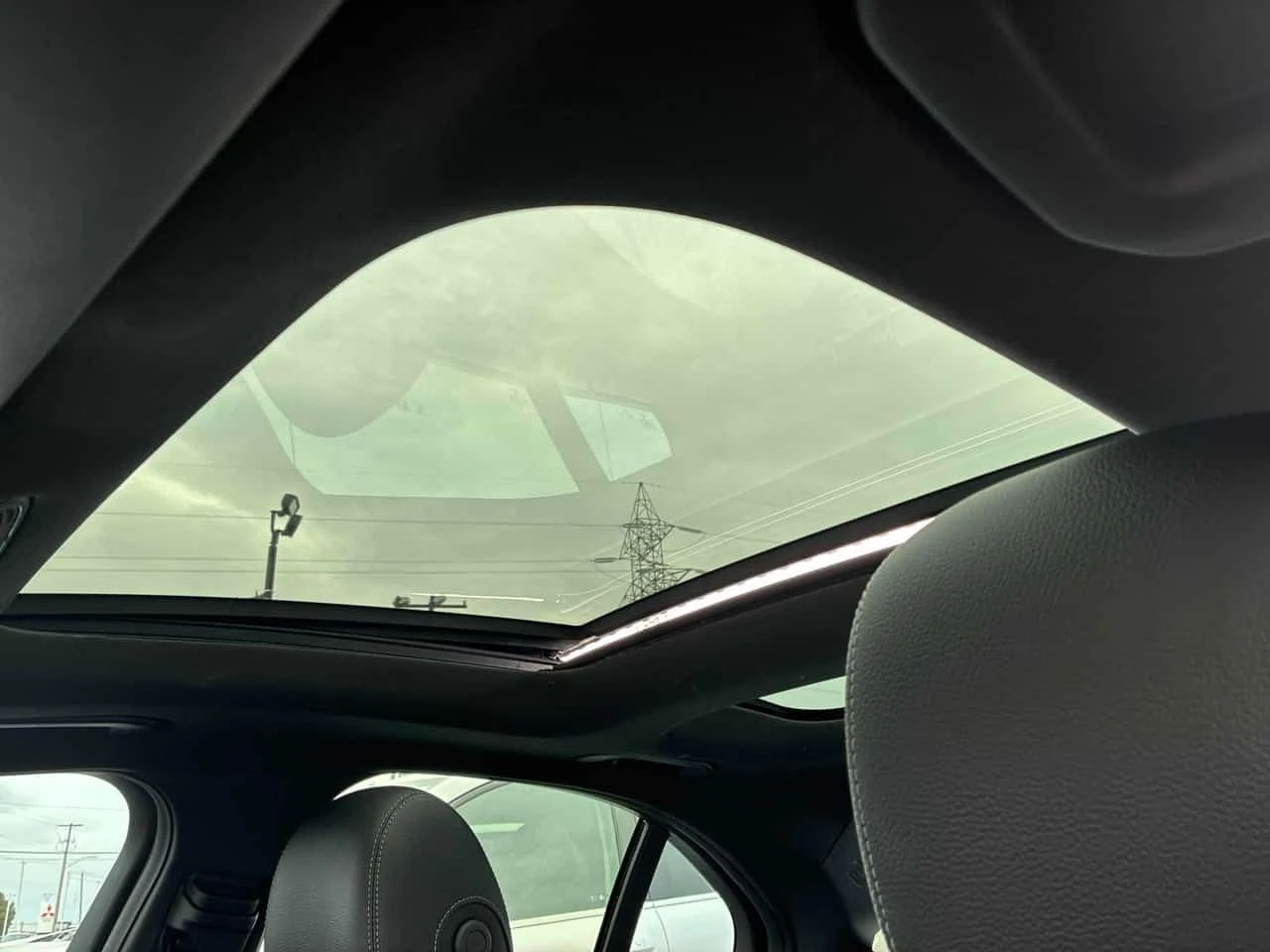 Mercedes-Benz C 300 ПОДГРЕВИ * ПАНО * KEYLESS * CARFAX, снимка 11 - Автомобили и джипове - 55015540