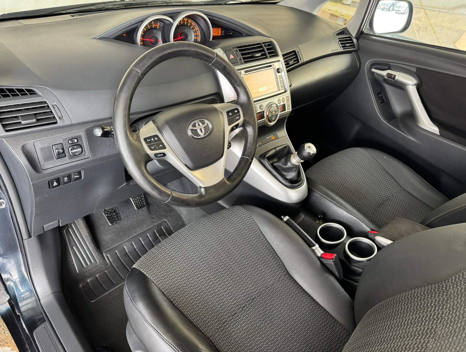 Toyota Verso 2.0 D-4D* 125кс* КОЖА* EURO 5, снимка 9 - Автомобили и джипове - 55032890