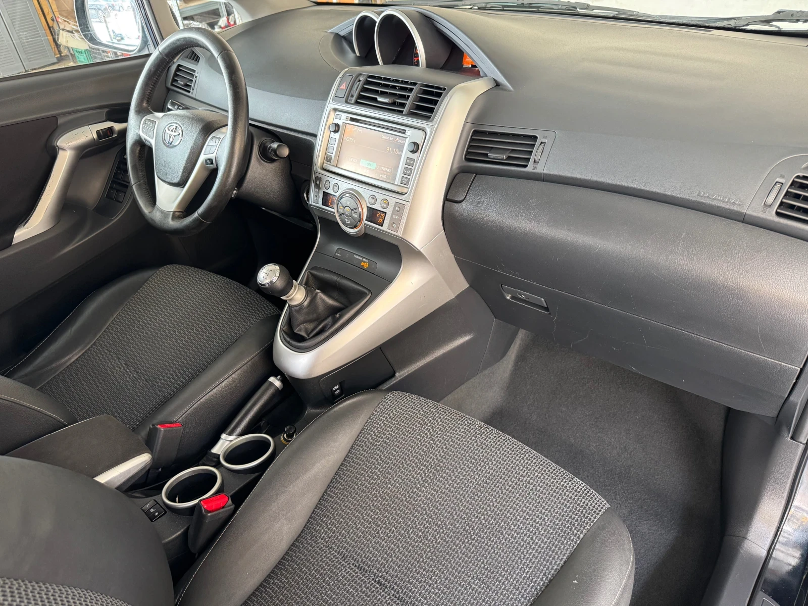 Toyota Verso 2.0 D-4D* 125кс* КОЖА* EURO 5, снимка 13 - Автомобили и джипове - 55032890
