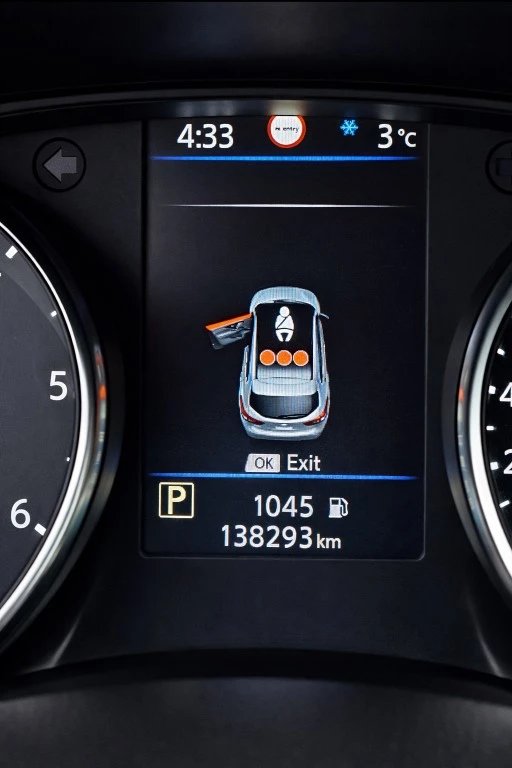 Nissan Qashqai, снимка 13 - Автомобили и джипове - 53259893