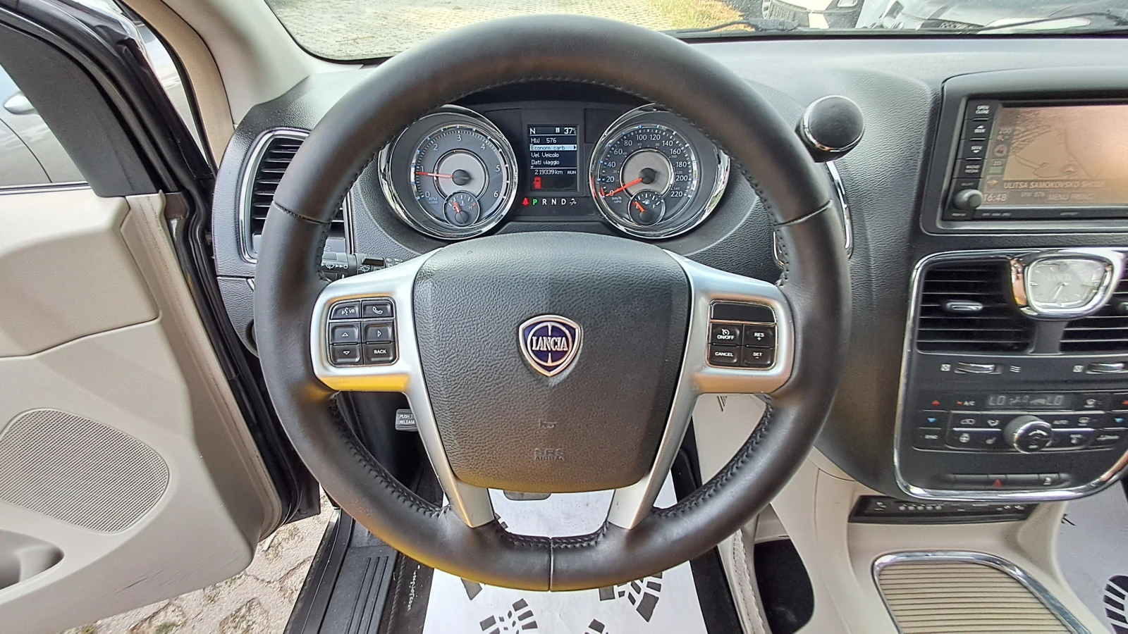Lancia Voyager FULL 7-МЕСТА РЕАЛНИ КМ ИЗКЛЮЧИТЕЛН СЕРВ КНИЖ УНИКТ, снимка 10 - Автомобили и джипове - 46613607