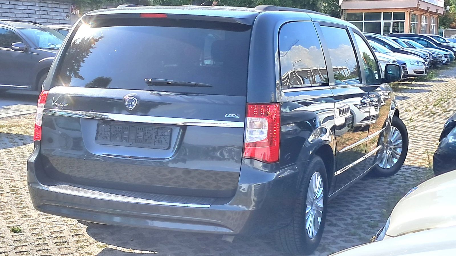 Lancia Voyager FULL 7-МЕСТА РЕАЛНИ КМ ИЗКЛЮЧИТЕЛН СЕРВ КНИЖ УНИКТ, снимка 4 - Автомобили и джипове - 46613607