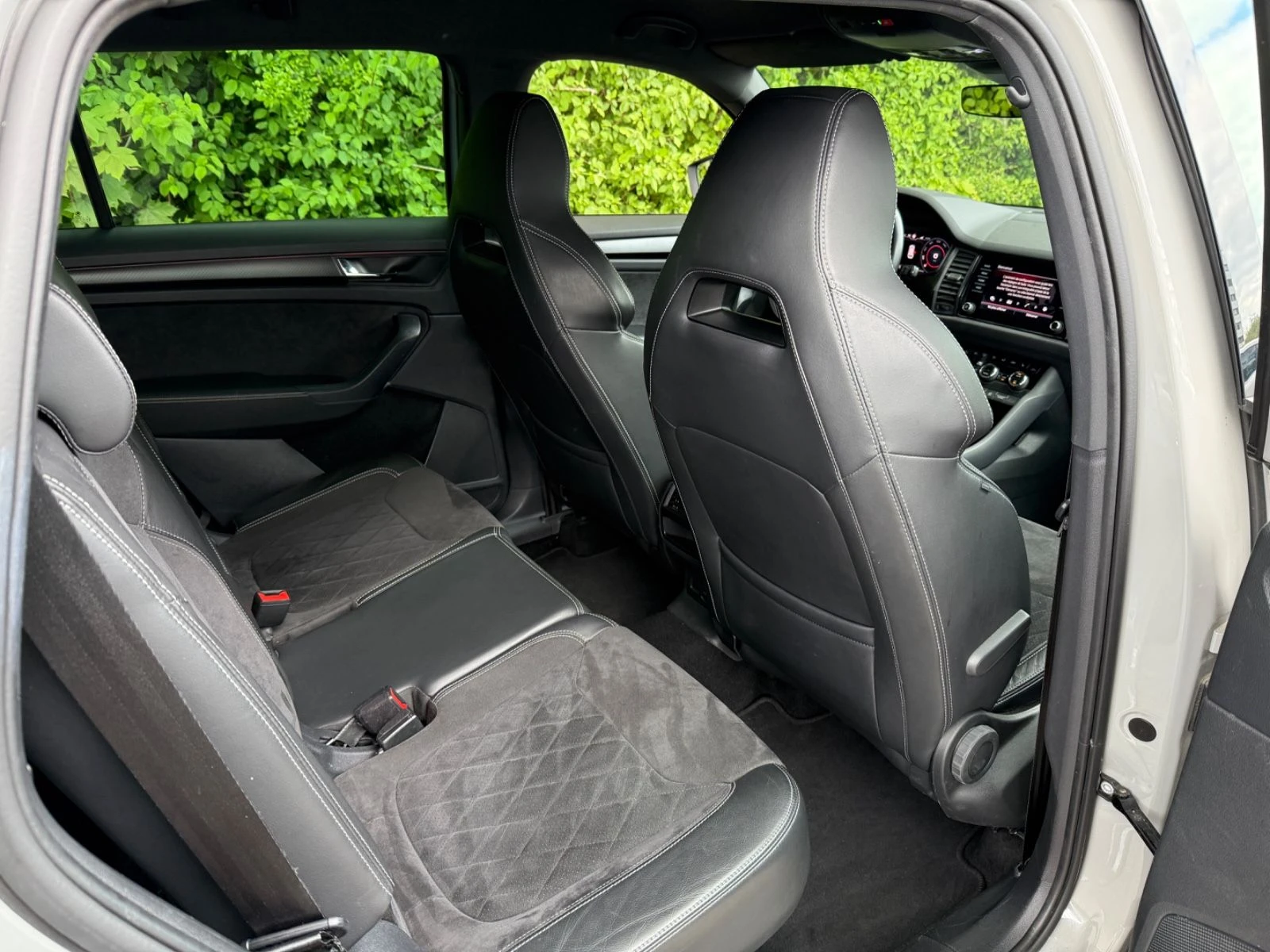 Skoda Kodiaq Sport line/Дигитално табло/7 места/ДДС, снимка 11 - Автомобили и джипове - 54196768