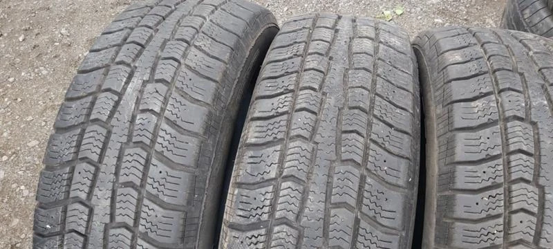 Гуми Зимни 225/70R16, снимка 4 - Гуми и джанти - 33171964