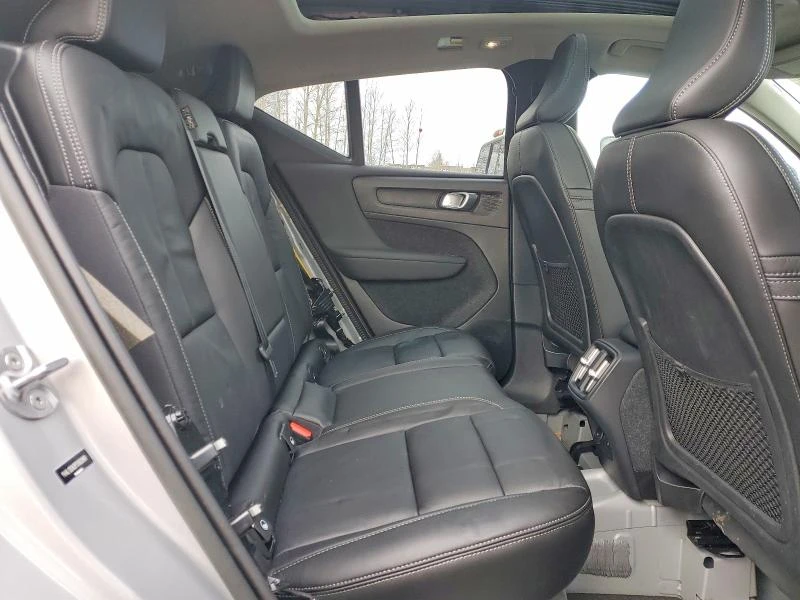 Volvo XC40 2.0L 4 ALL WHEEL DRIVE, снимка 11 - Автомобили и джипове - 53964310