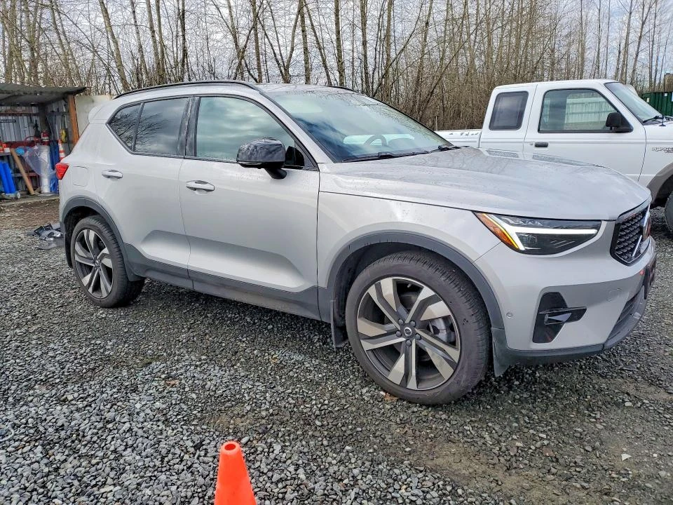 Volvo XC40 2.0L 4 ALL WHEEL DRIVE, снимка 4 - Автомобили и джипове - 53964310