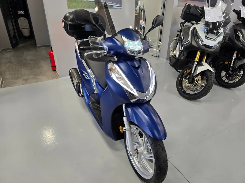 Honda Sh 300ie, ABS, Keyless, Led!, снимка 11 - Мотоциклети и мототехника - 51214827