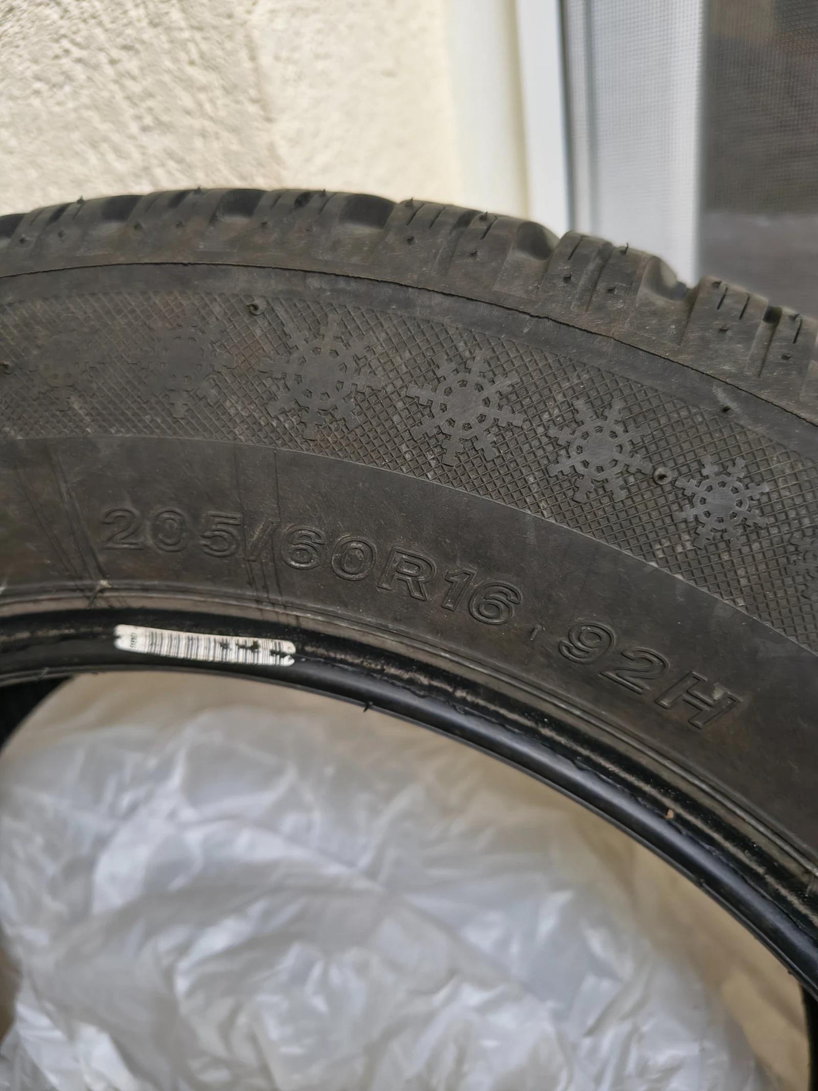 Гуми Зимни 205/60R16, снимка 5 - Гуми и джанти - 54070293