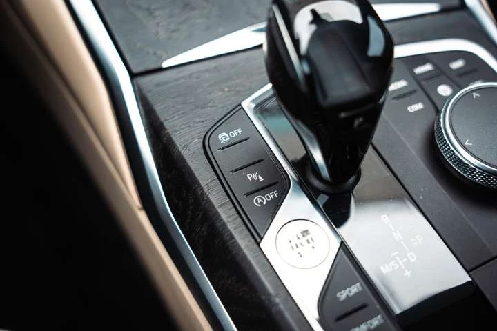 BMW 330 330i xDrive Sedan, снимка 17 - Автомобили и джипове - 54340750