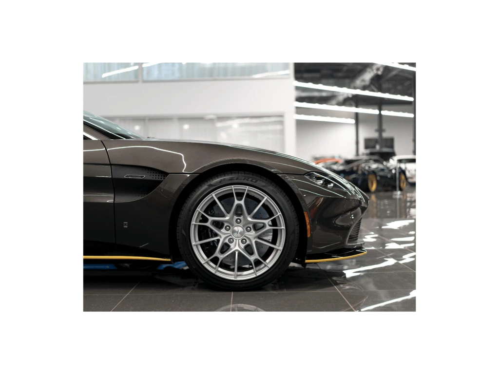 Aston Martin V12 Vantage  - изображение 6