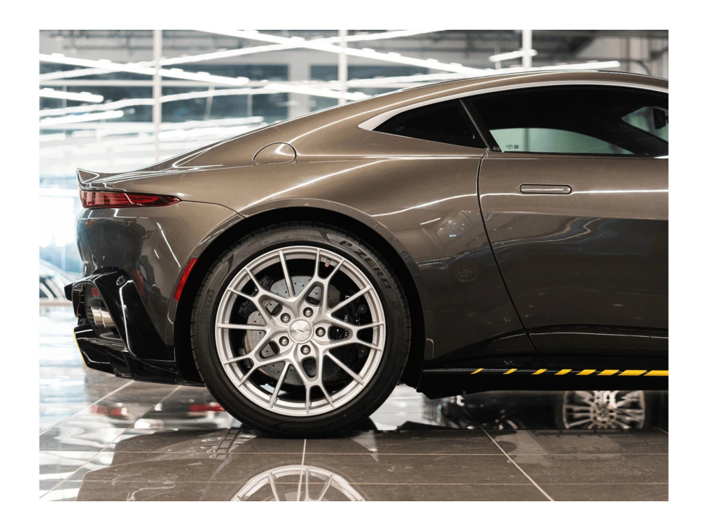 Aston Martin V12 Vantage  - изображение 8