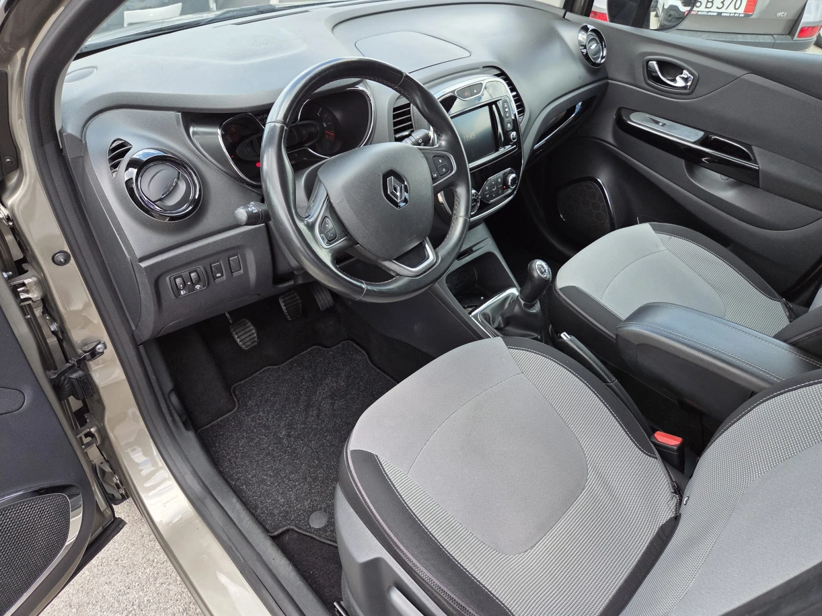 Renault Captur 1.5 dci , снимка 7 - Автомобили и джипове - 54968571