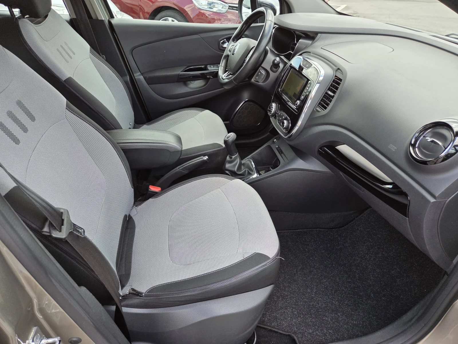 Renault Captur 1.5 dci , снимка 9 - Автомобили и джипове - 54968571