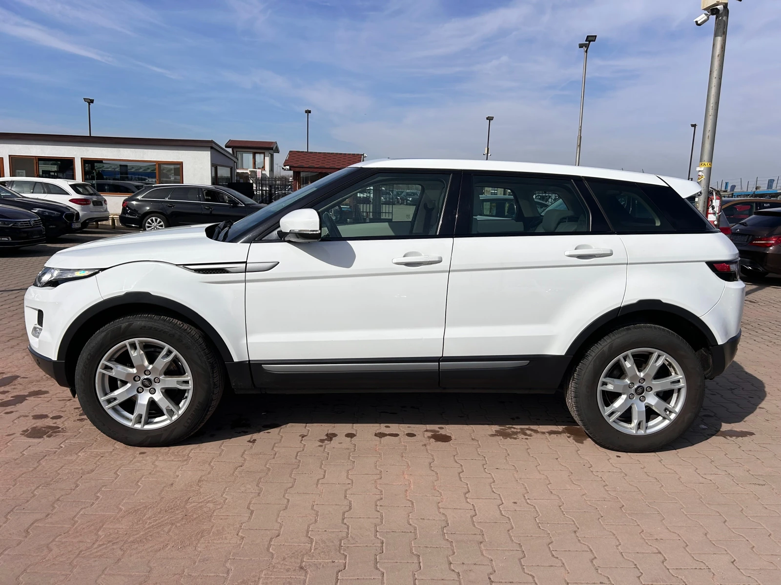 Land Rover Evoque 2.2TD4 4X4 AVTOMAT/NAVI/KOJA EURO 5 - изображение 9