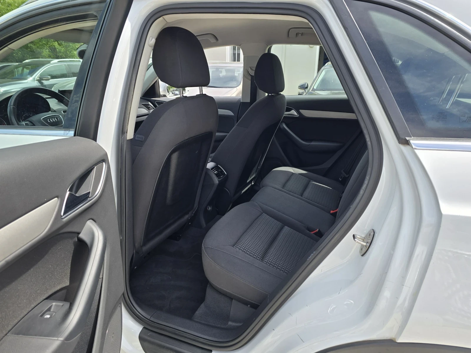 Audi Q3 2.0TDI 140к.с 6 Скорости Топ , снимка 11 - Автомобили и джипове - 54608571