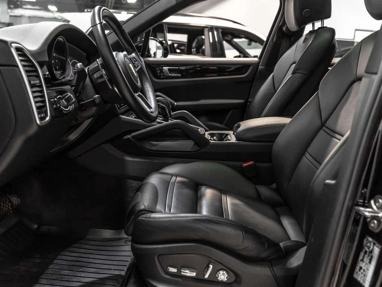 Porsche Cayenne Premium Package| Adaptive Cruise| 21"  CARFAX, снимка 6 - Автомобили и джипове - 55173017
