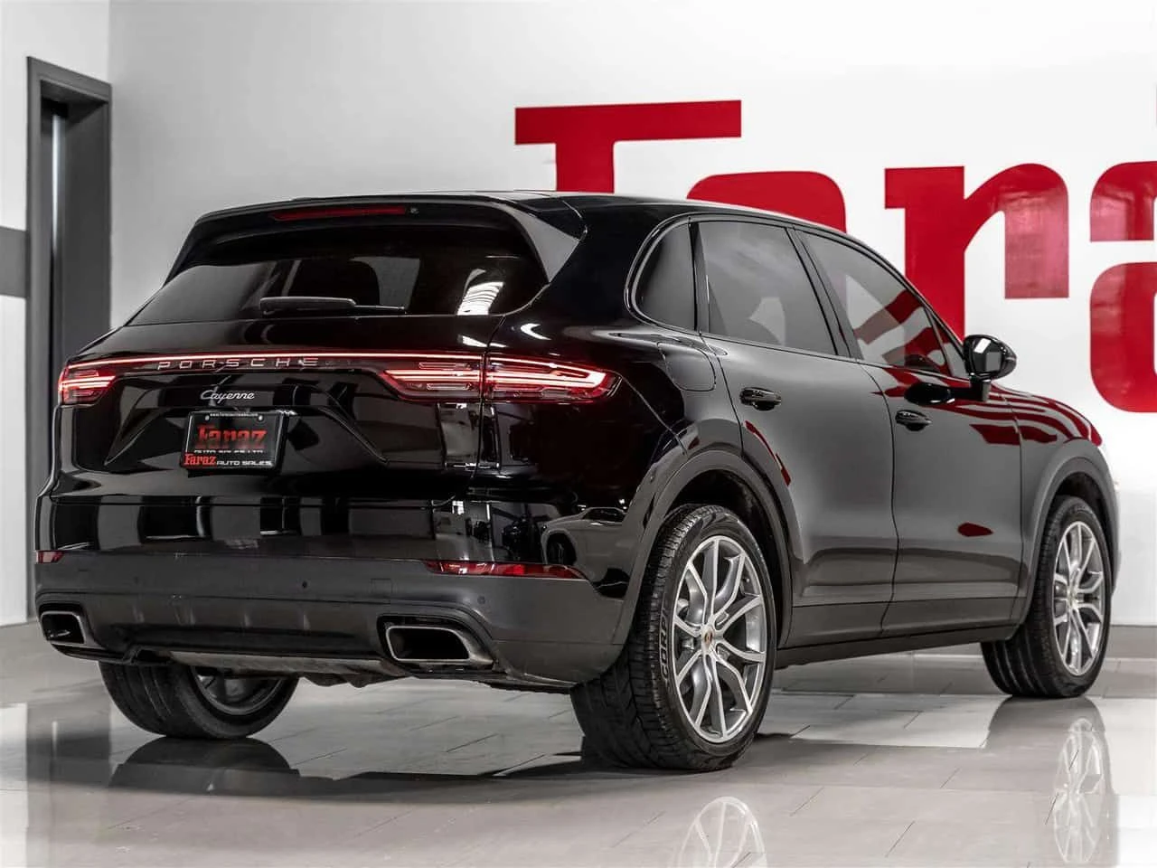 Porsche Cayenne Premium Package| Adaptive Cruise| 21"  CARFAX, снимка 3 - Автомобили и джипове - 55173017