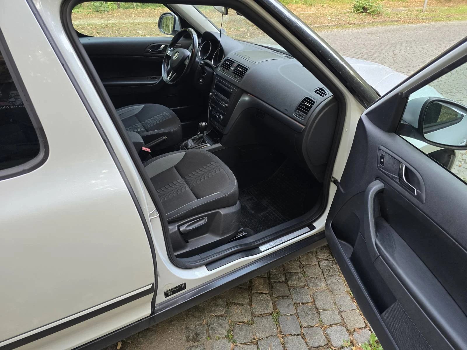 Skoda Yeti 2.0 140hp DSG 4x4 Adventure, снимка 15 - Автомобили и джипове - 55883607