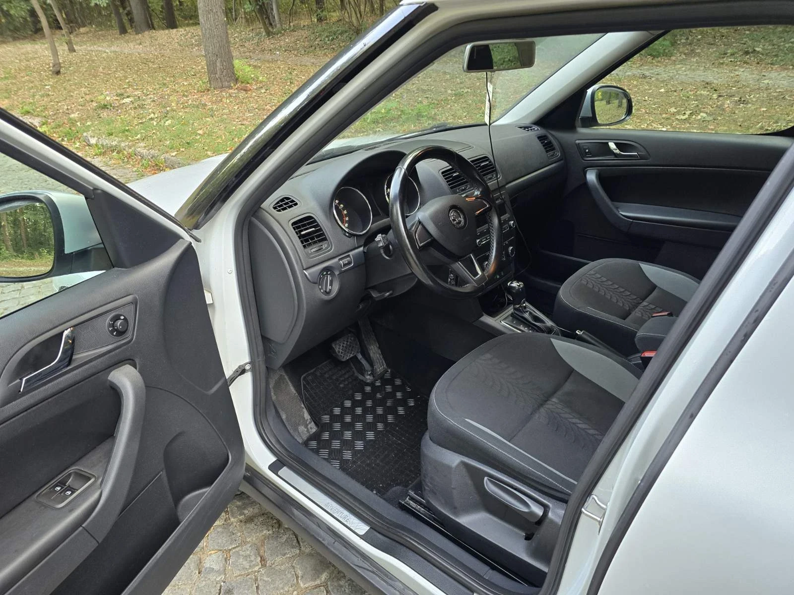 Skoda Yeti 2.0 140hp DSG 4x4 Adventure, снимка 11 - Автомобили и джипове - 55883607