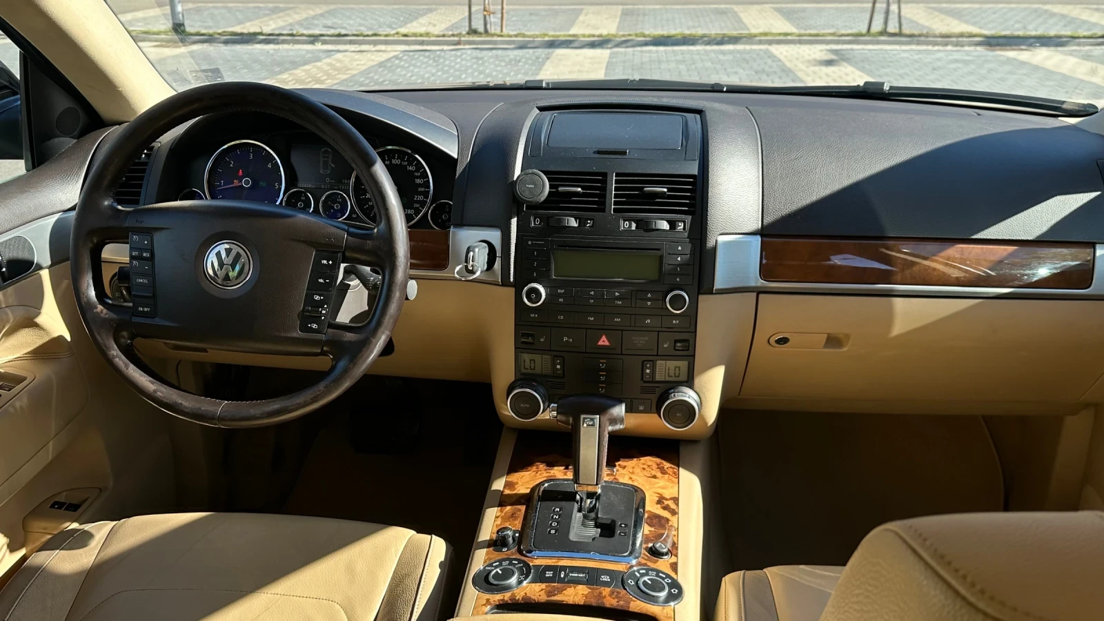 VW Touareg, снимка 8 - Автомобили и джипове - 56349038