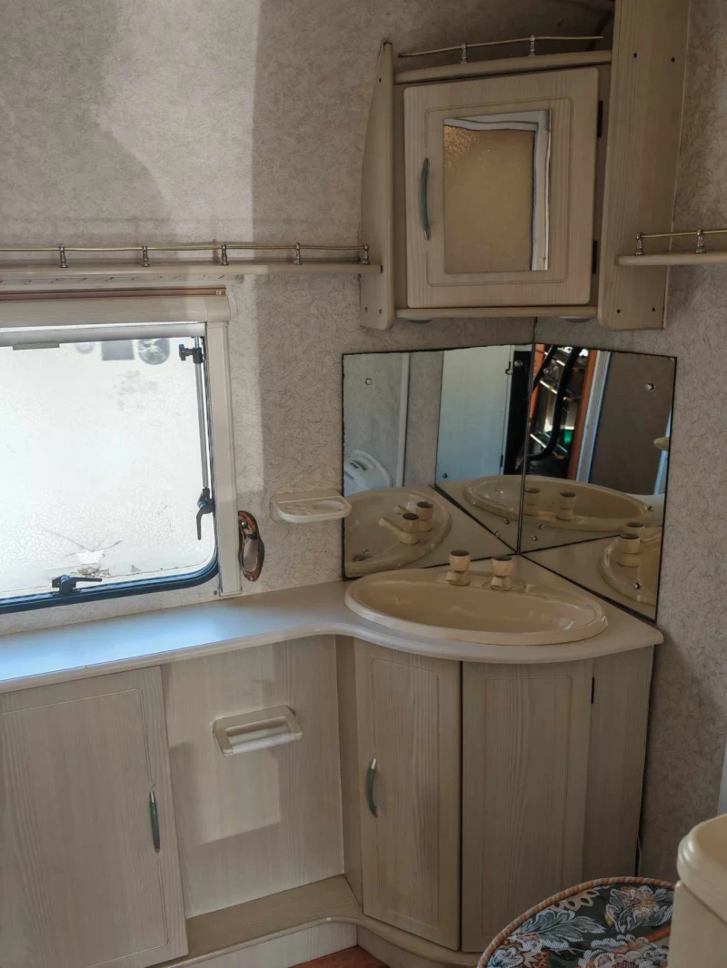 Каравана Coachmen 420 Vip, снимка 8 - Каравани и кемпери - 49484072