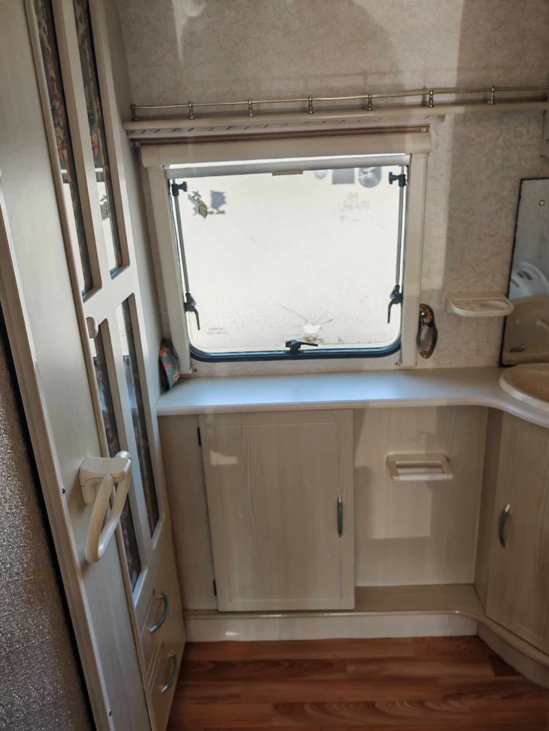 Каравана Coachmen 420 Vip, снимка 9 - Каравани и кемпери - 49484072