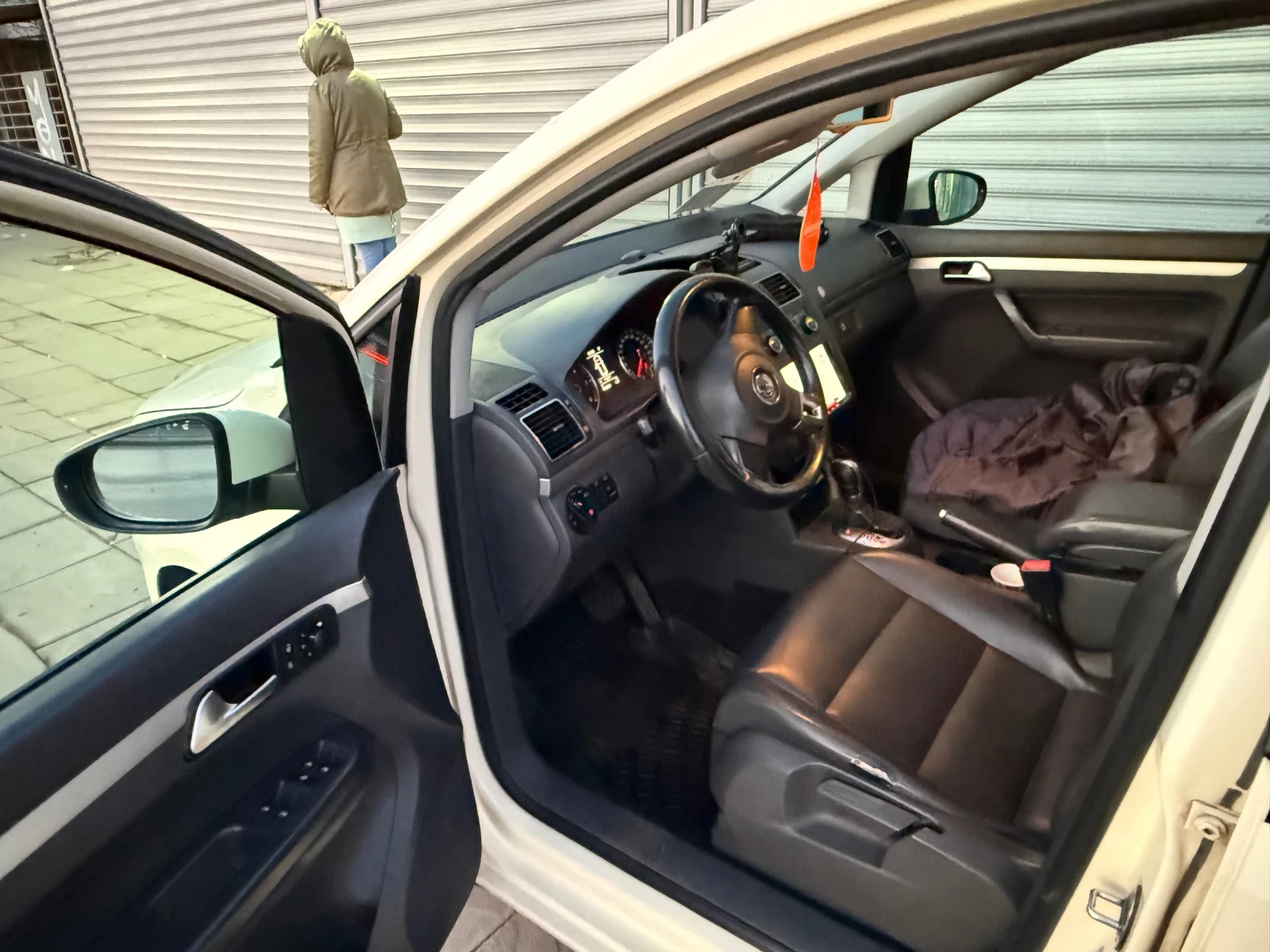 VW Touran 1.6 TDI платено всичко към нея  - изображение 6