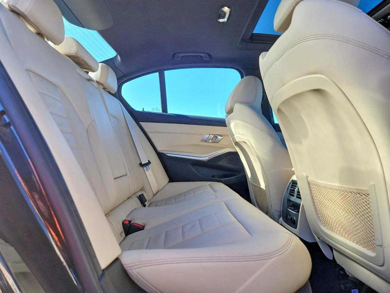 BMW 330 X-Drive* M-Pack* Digital* Distronic, снимка 9 - Автомобили и джипове - 54367742