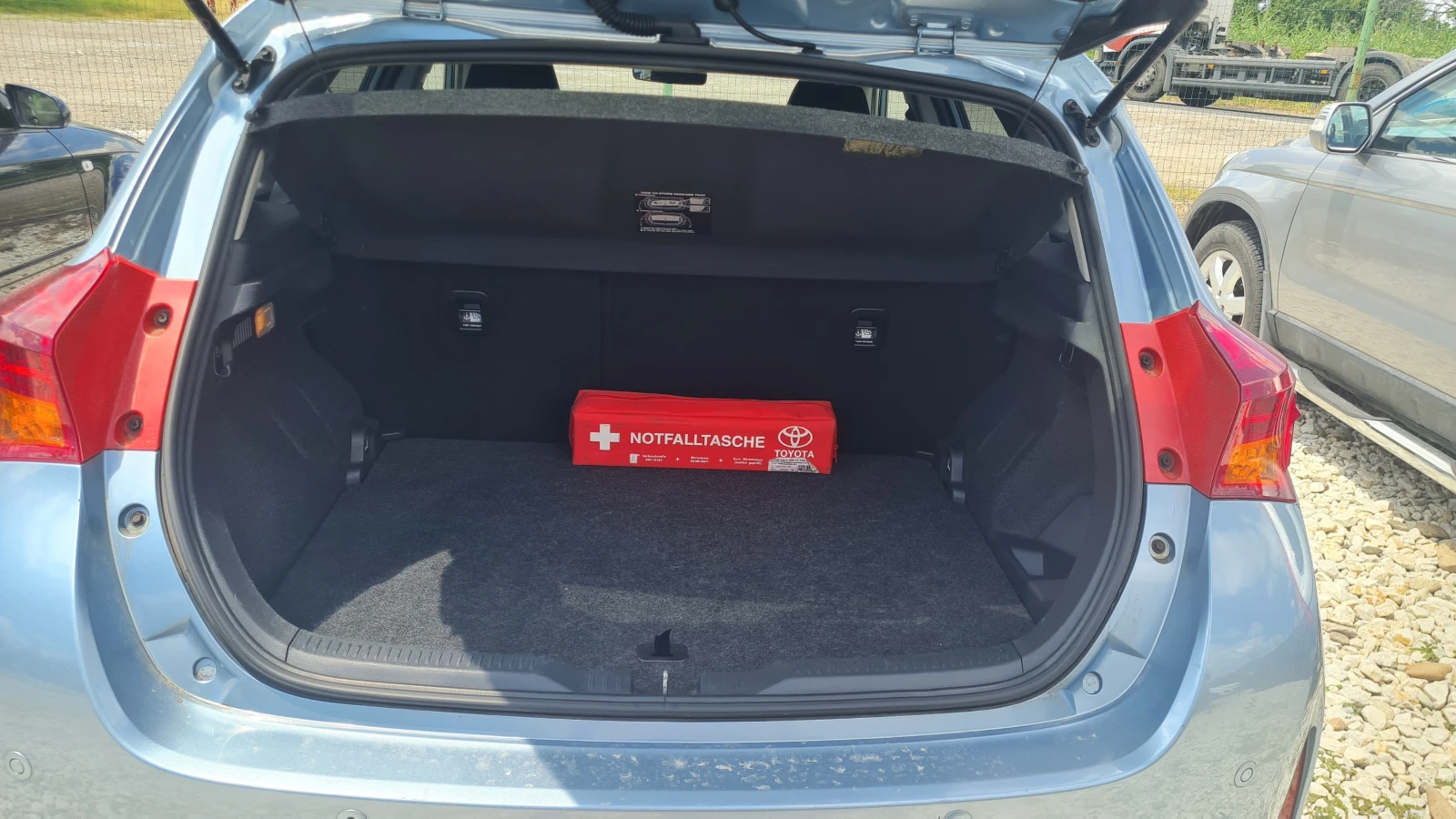 Toyota Auris 1.8 Hybrid, снимка 16 - Автомобили и джипове - 55279480