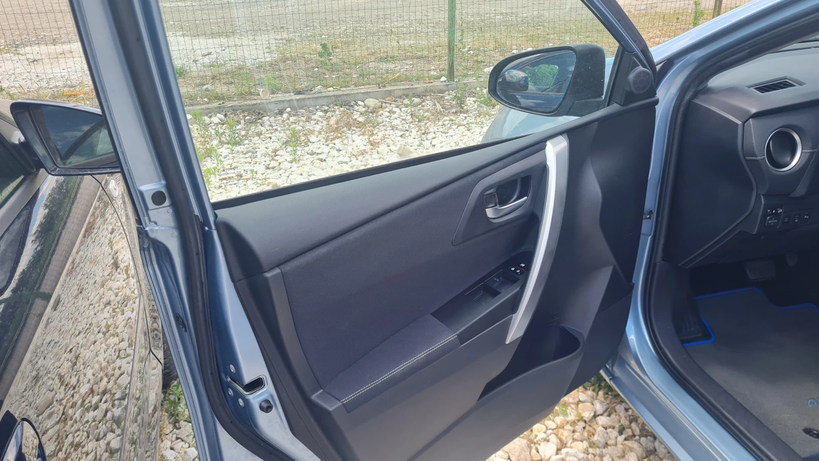 Toyota Auris 1.8 Hybrid, снимка 5 - Автомобили и джипове - 55279480