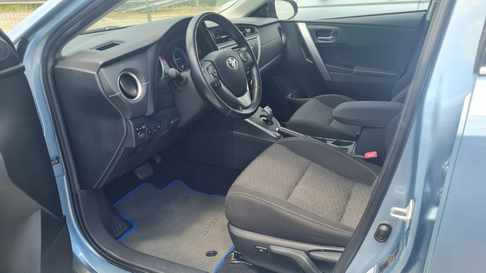 Toyota Auris 1.8 Hybrid, снимка 6 - Автомобили и джипове - 55279480