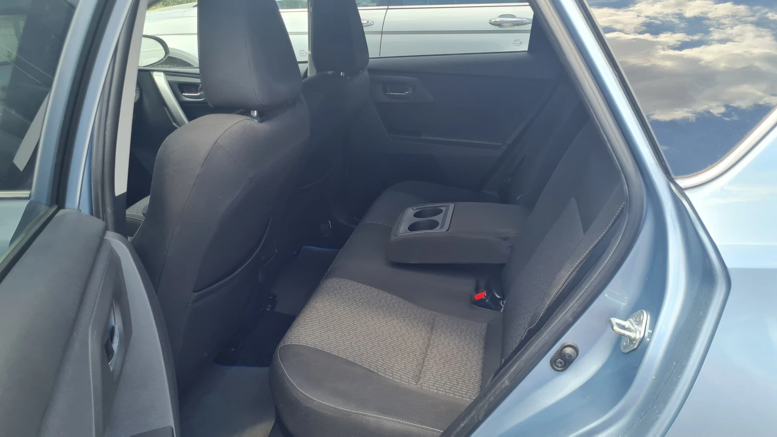 Toyota Auris 1.8 Hybrid, снимка 15 - Автомобили и джипове - 55279480