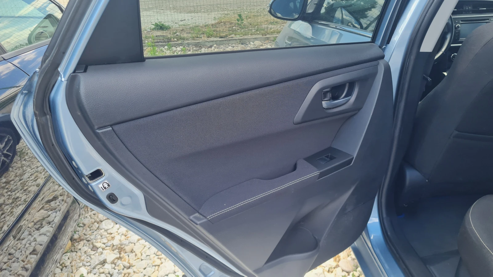 Toyota Auris 1.8 Hybrid, снимка 14 - Автомобили и джипове - 55279480