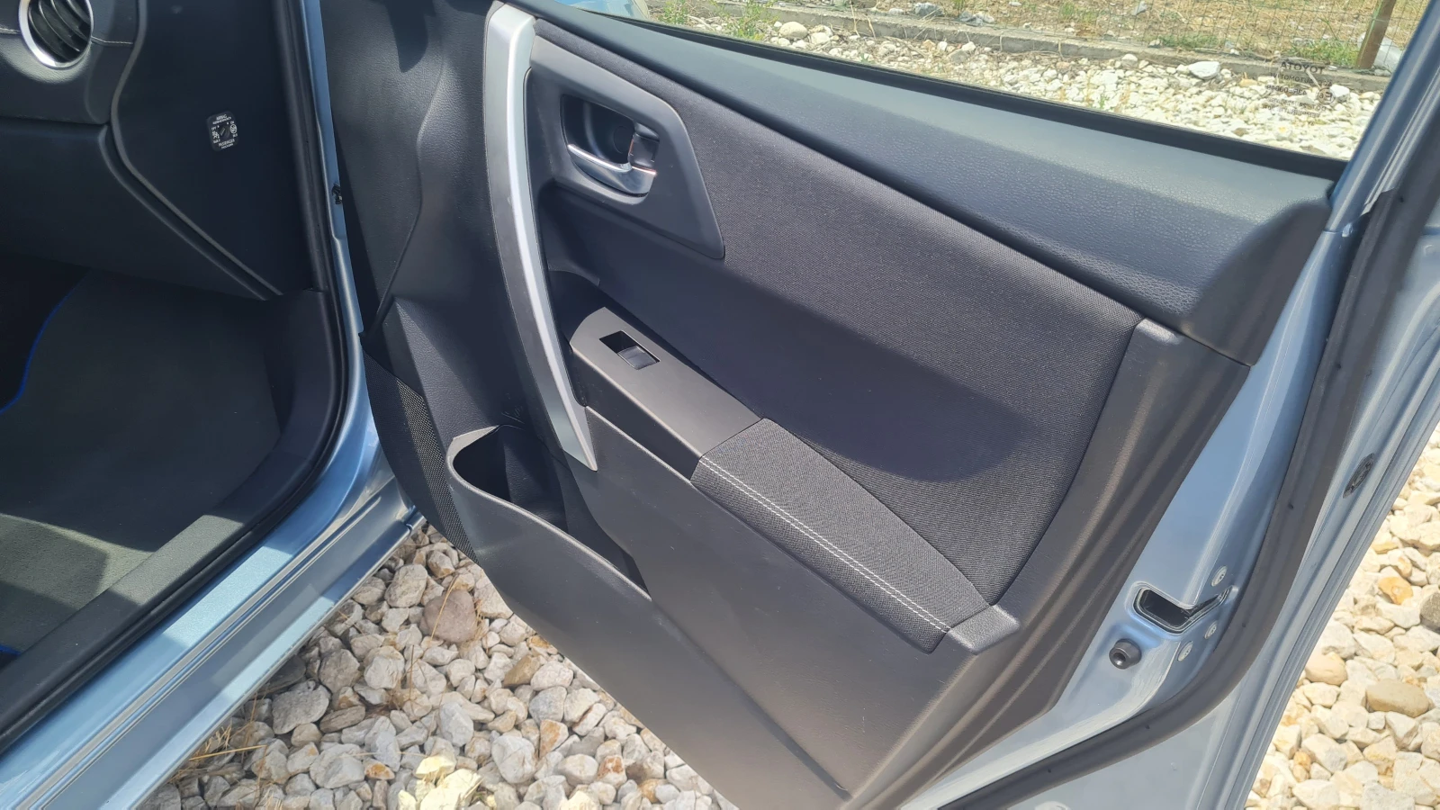 Toyota Auris 1.8 Hybrid, снимка 9 - Автомобили и джипове - 55279480