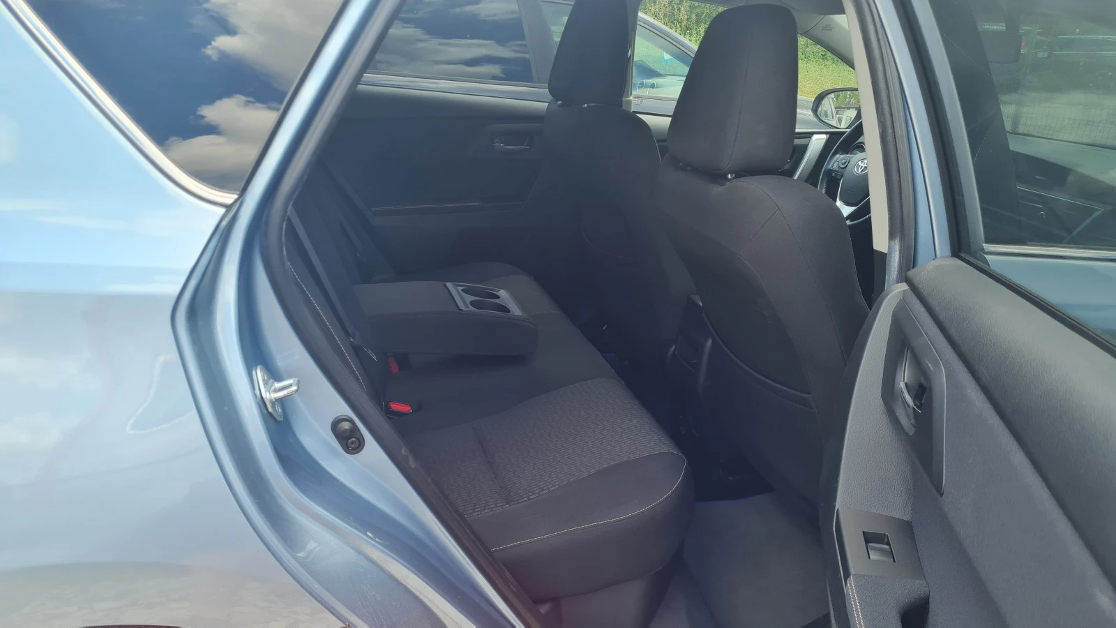 Toyota Auris 1.8 Hybrid, снимка 13 - Автомобили и джипове - 55279480