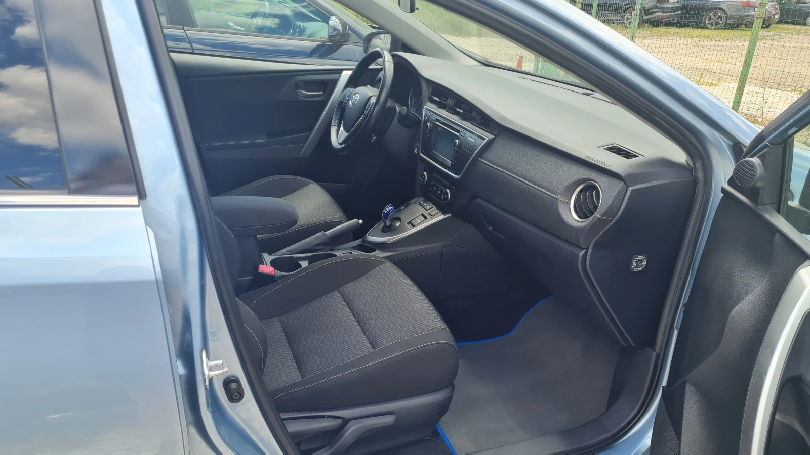 Toyota Auris 1.8 Hybrid, снимка 10 - Автомобили и джипове - 55279480