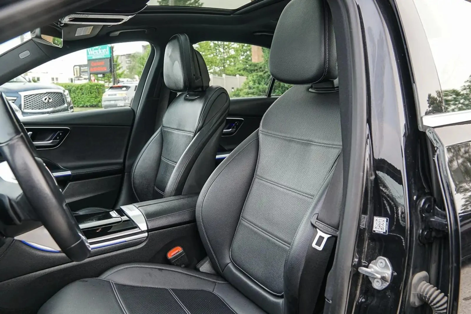 Mercedes-Benz C 300 4MATIC | PANO | BSM | UPGRADED INT | 360 CAM, снимка 9 - Автомобили и джипове - 55674627