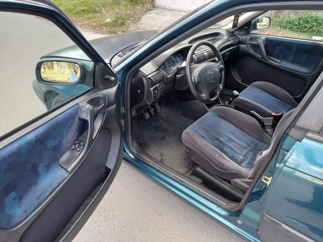 Opel Astra 1.4/80 коня, снимка 4 - Автомобили и джипове - 55967557