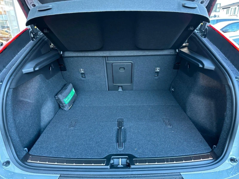 Volvo C40 RANGE-PLUS* DISTR* CAM* LED* CARPLAY* , снимка 10 - Автомобили и джипове - 52411413