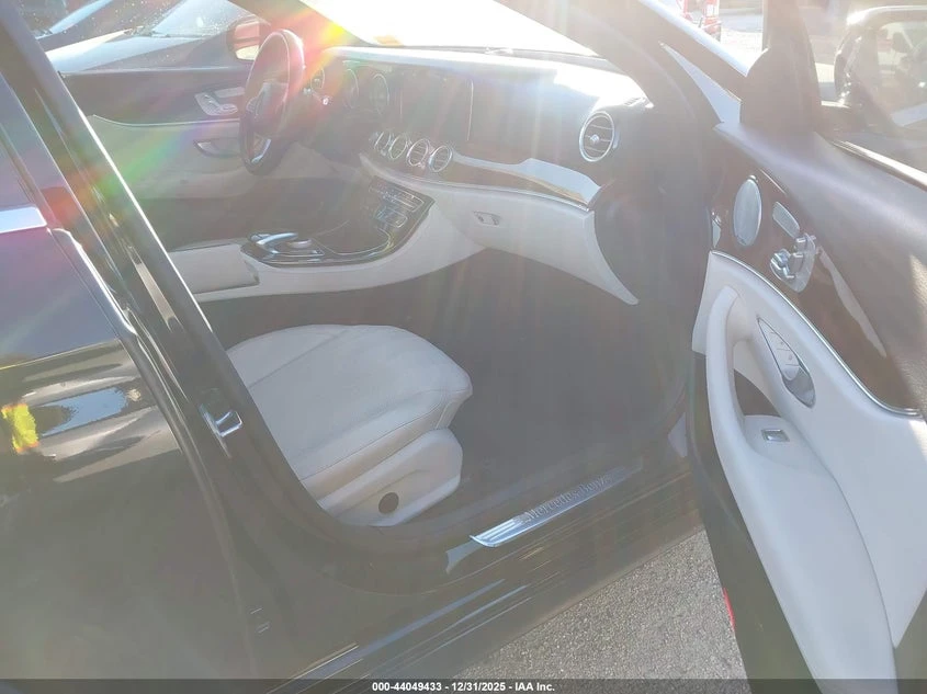 Mercedes-Benz E 300 2l 4Matic, снимка 5 - Автомобили и джипове - 53959449