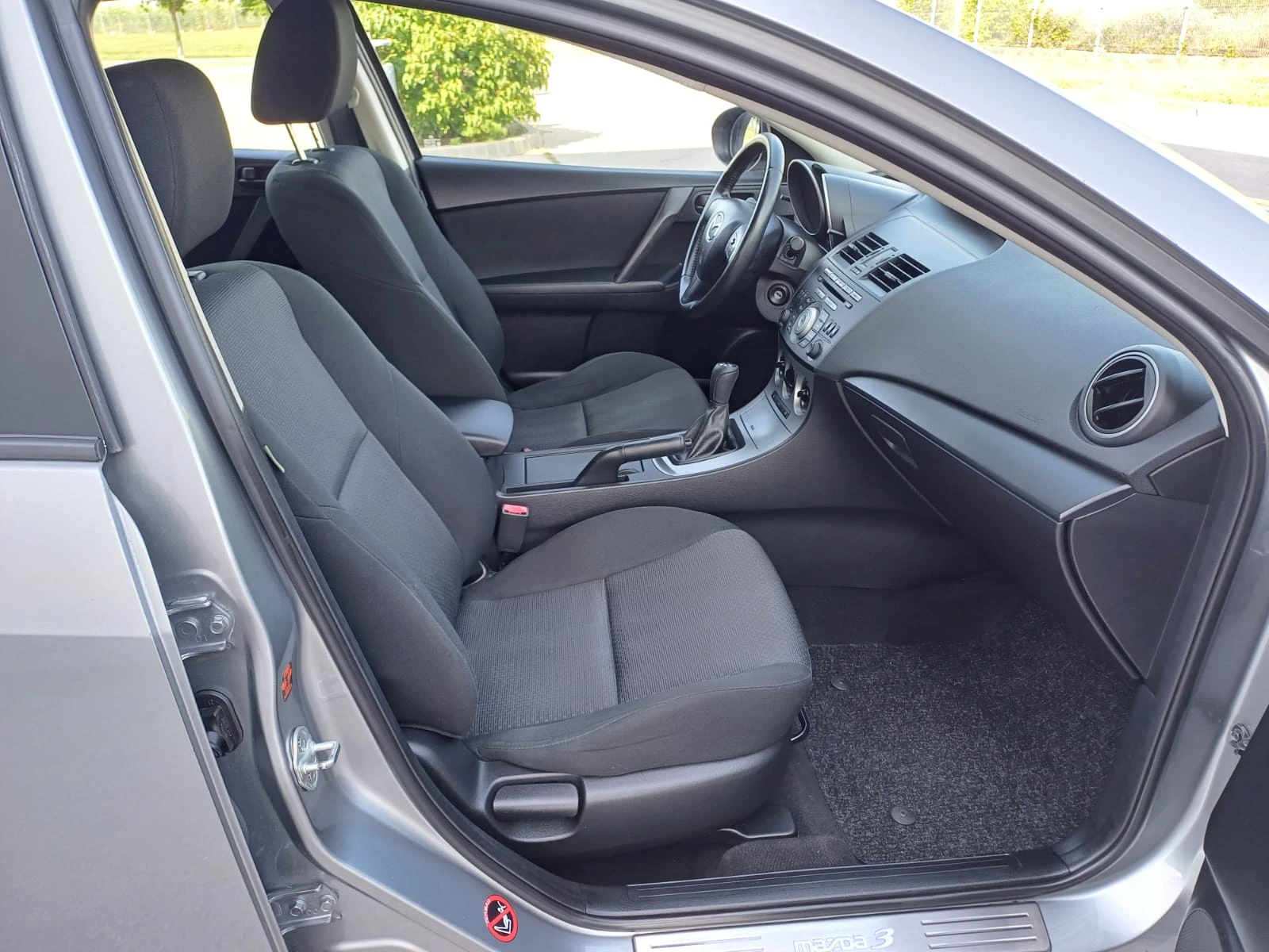 Mazda 3 1.6 Benzin 105k.s., снимка 13 - Автомобили и джипове - 55019659