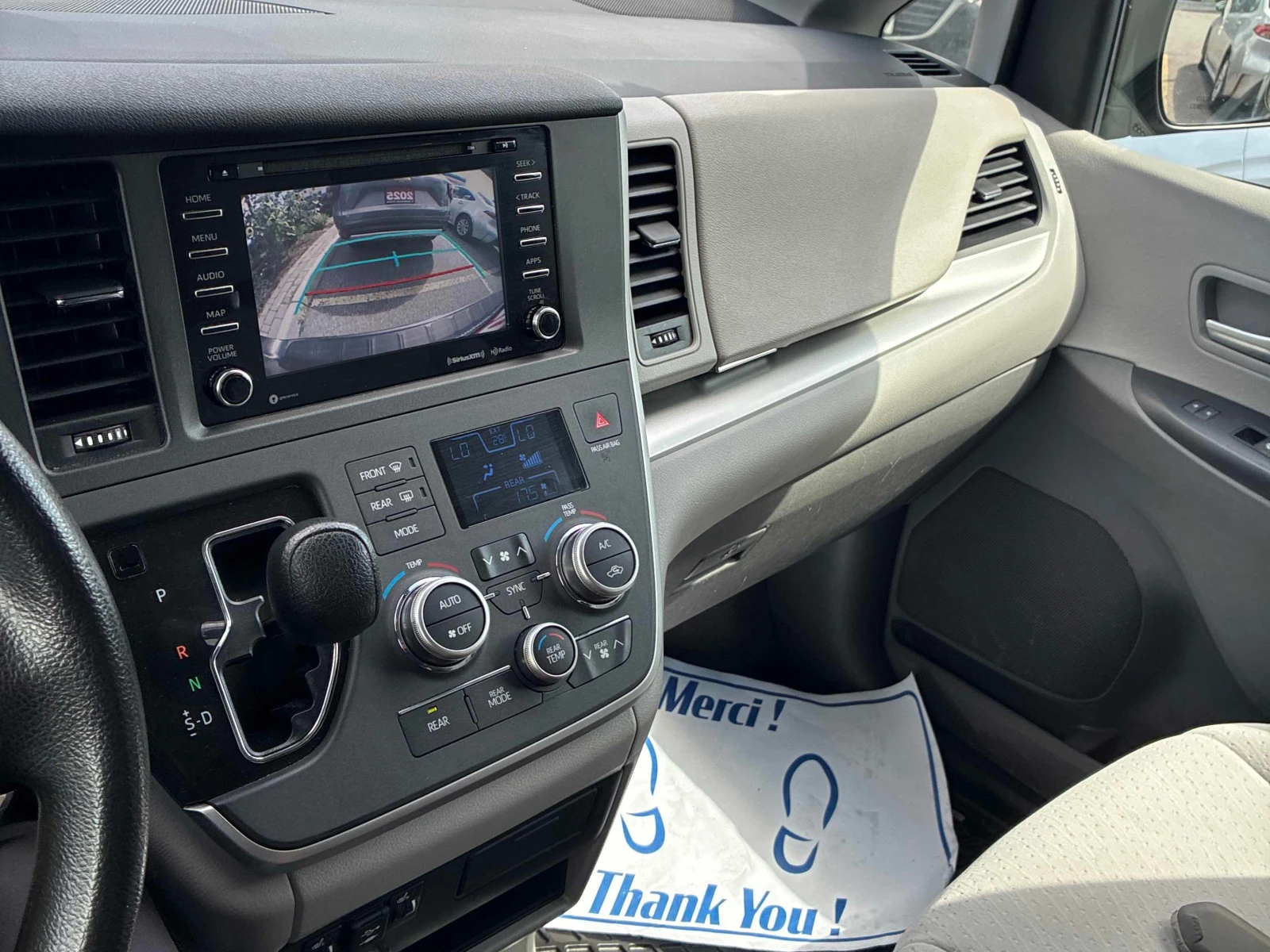 Toyota Sienna * LE * АВТОКРЕДИТ БЕЗ ПЪРВОНАЧАЛНА ВНОСКА* , снимка 9 - Автомобили и джипове - 55987230