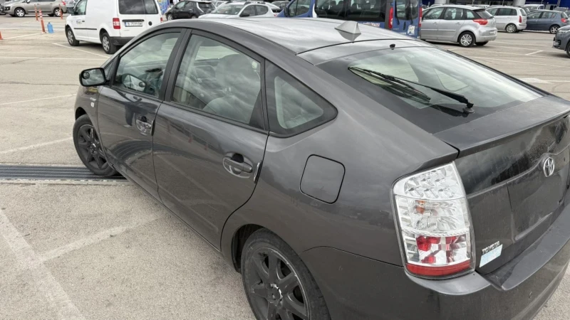 Toyota Prius Хибрид, снимка 15 - Автомобили и джипове - 51935126