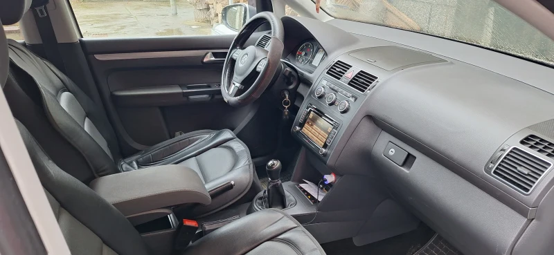 VW Touran, снимка 14 - Автомобили и джипове - 52886273