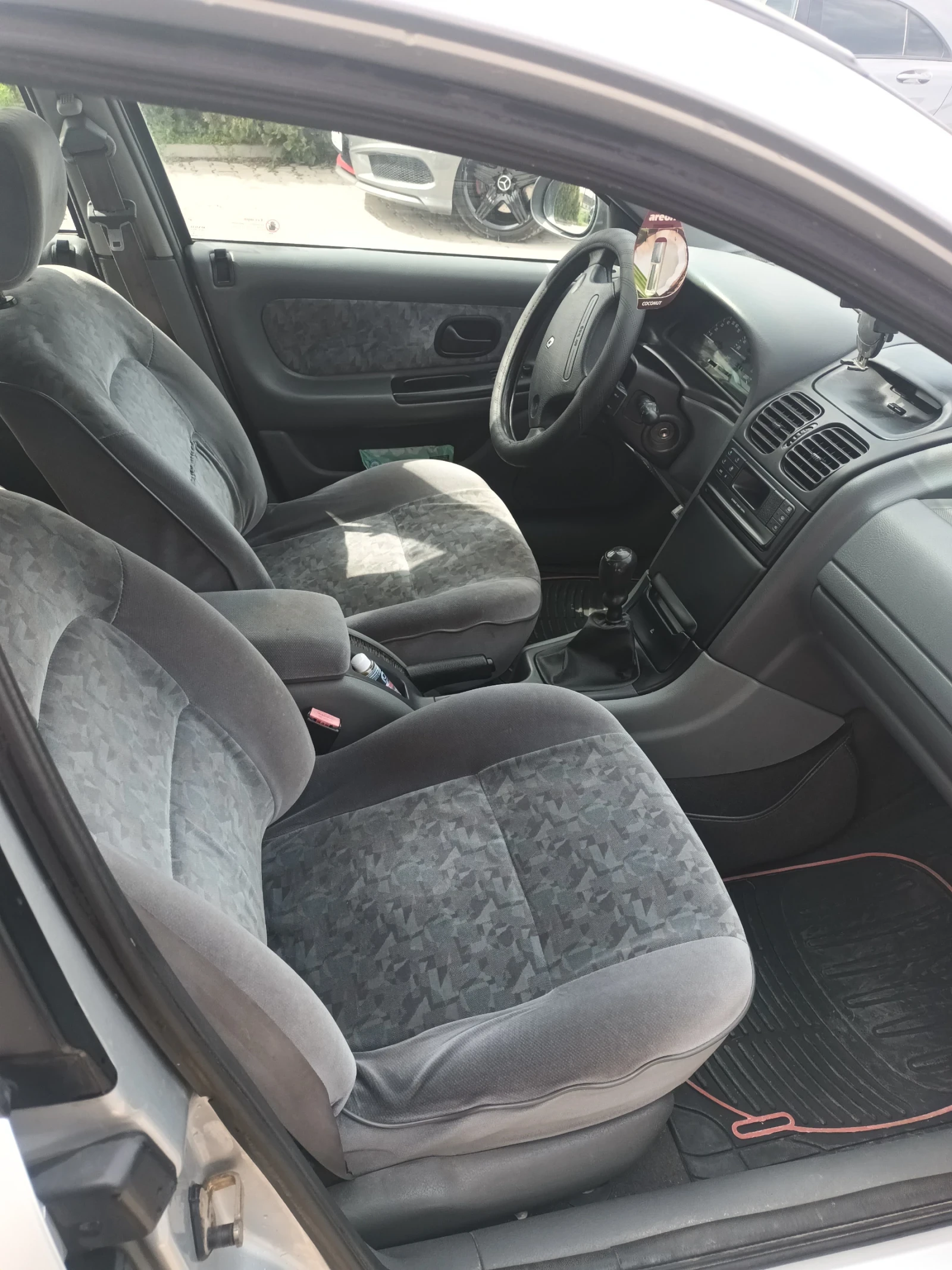 Renault Laguna 1.8, снимка 8 - Автомобили и джипове - 54278221