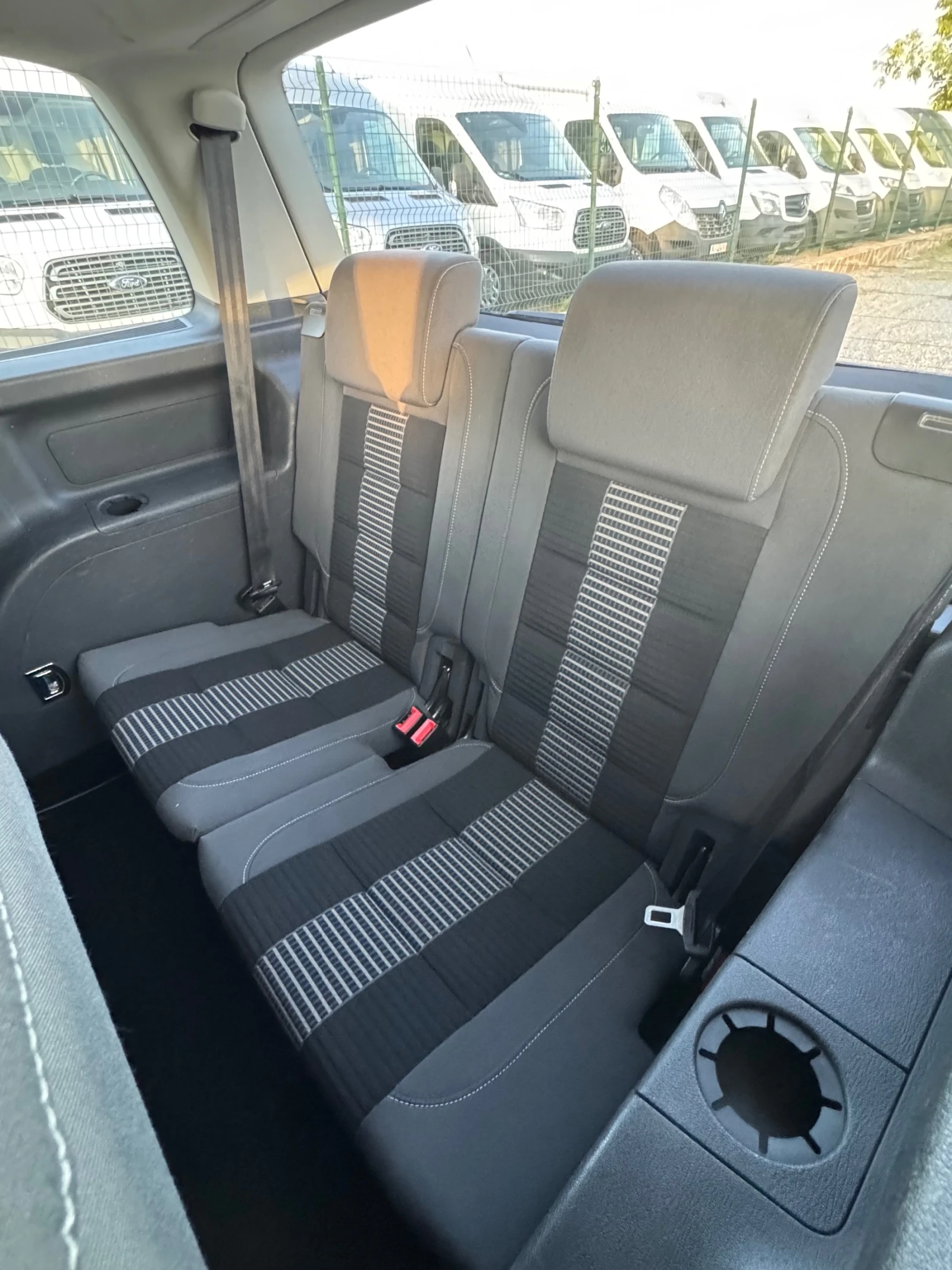 VW Touran 2.0TDi* 2009г* Германия* 6ск* 7местен* Топ, снимка 11 - Автомобили и джипове - 55425171