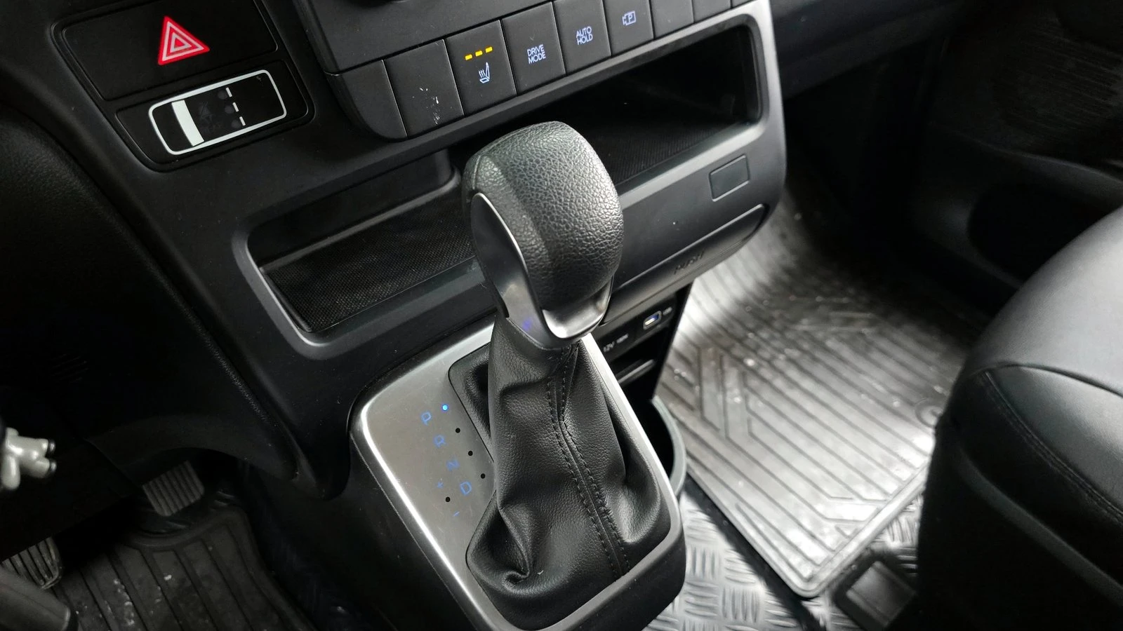 Hyundai Staria Cargo* BLIND SPOT* КРАЙНА ЦЕНА, снимка 9 - Автомобили и джипове - 55381892