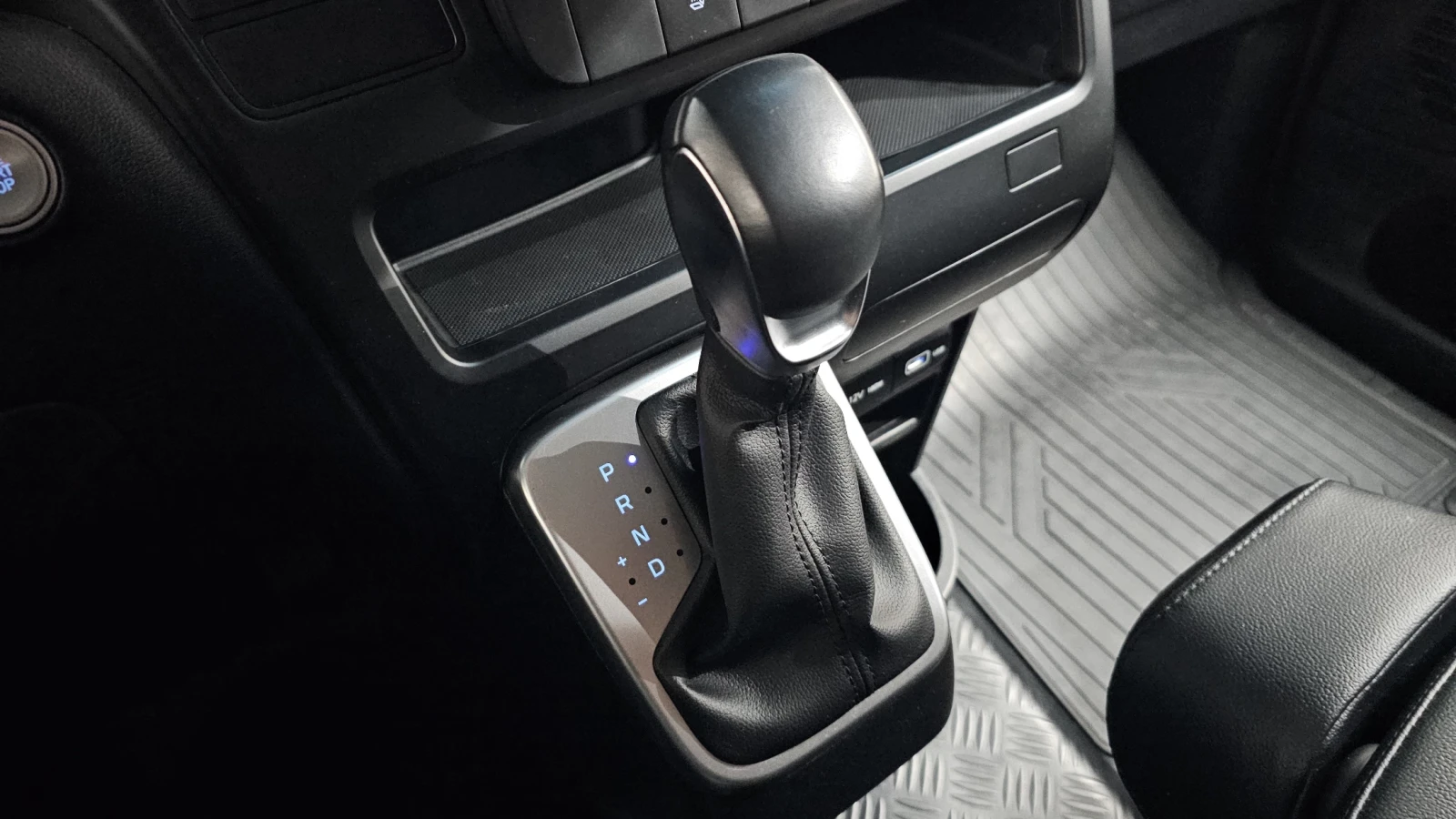 Hyundai Staria Modern* BLIND SPOT* ПОДГРЕВ ВОЛАН* КРАЙНА ЦЕНА, снимка 9 - Автомобили и джипове - 55381892