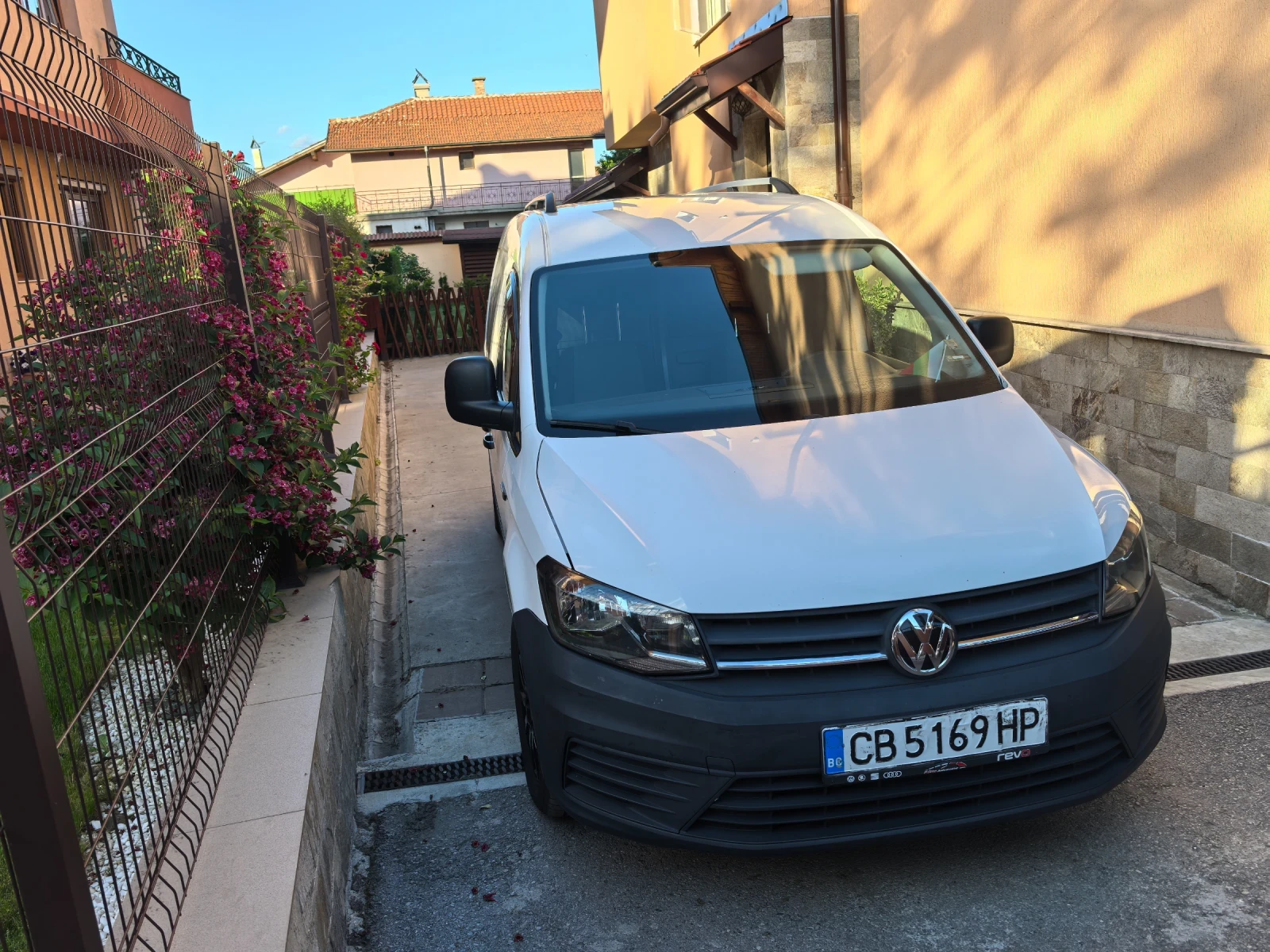 VW Caddy Товарен, снимка 3 - Автомобили и джипове - 56010759